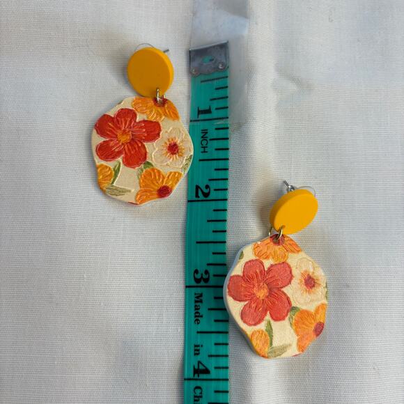 Vintage Retro The Flora Painted Flower Acrylic Earrings - Picture 3 of 4
